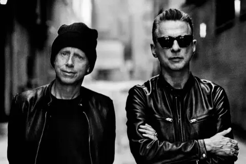 Dave Gahan i Martin Gore, ikony Depeche Mode, w mrocznym klimacie, jakby zapowiadali kolejne niezapomniane depeche mode utwory.