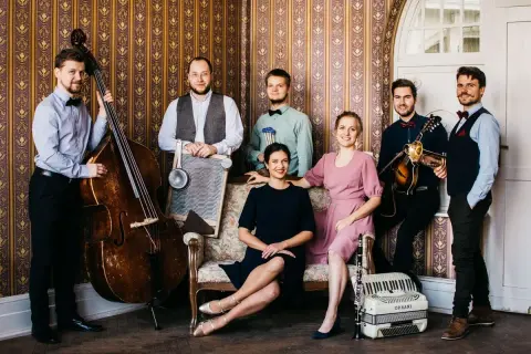 Warszawska Orkiestra Sentymentalna: siedmioro muzyków z kontrabasem, mandoliną, akordeonem i klarnetem.