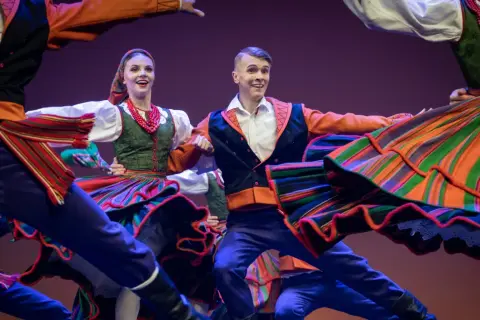 Tancerze w barwnych strojach ludowych, tworzący żywiołowy zespół Mazowsze. Skład osobowy tej grupy to pasja i tradycja.