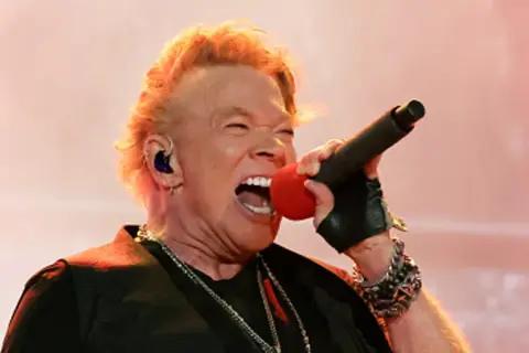 Axl Rose śpiewa z pasją, jakby chciał porwać tłumy. Nawet po latach, jego głos i energia przypominają, że rock and roll żyje, a jego muzyka nadal inspiruje kolejne pokolenia, jakby to były jego własne dzieci.