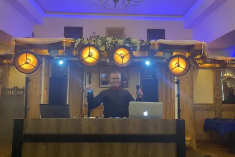 Ile bierze DJ za 18? Sprawdź ceny i ukryte koszty wynajmu