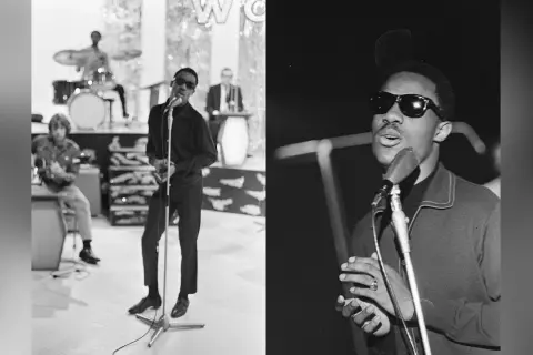 Młody Stevie Wonder śpiewa, otoczony zespołem. Jego niezapomniane utwory brzmią w tle.