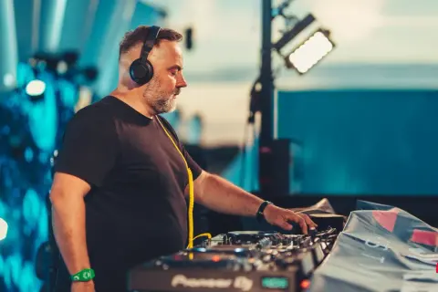 DJ Kris ile ma lat? Odkryj wiek i historię tej ikony muzyki