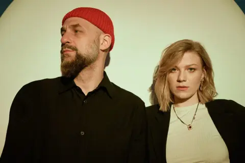 Skubas i jego partnerka, uśmiechnięci, w stonowanych barwach. Ich skubas życie prywatne jest tajemnicą, ale na zdjęciu widać bliskość.