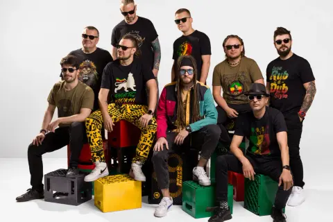 Dziewięciu mężczyzn, polski zespół reggae, pozuje w stylowych okularach przeciwsłonecznych.