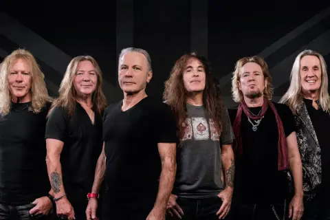 Sześciu członków Iron Maiden, legendy heavy metalu, gotowych do zagrania swoich najnowszych **iron maiden utwory**.
