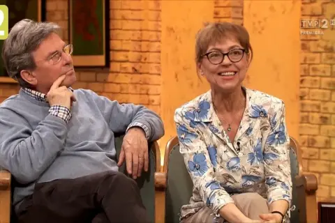 Monika Rosca z mężem siedzą obok siebie, ona uśmiecha się, on zamyślony.