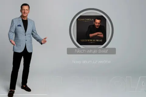 Adam Chrola, ile ma lat? Na zdjęciu artysta promuje swój nowy album "Niech wiruje świat".