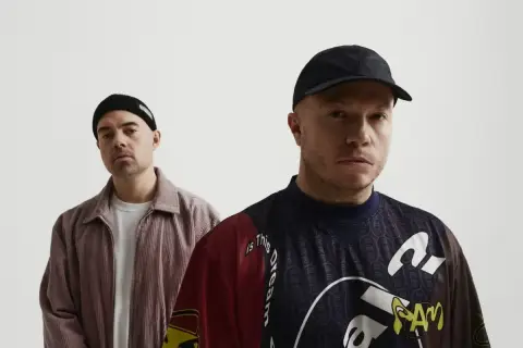 Dwóch mężczyzn, jeden w czapce beanie, drugi w czapce z daszkiem. pro8l3m oskar.