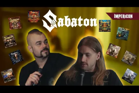 Dwóch mężczyzn rozmawia na tle okładek albumów zespołu Sabaton. Wokół nich unoszą się okładki ich popularnych utworów.