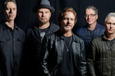 Zespół Pearl Jam, znany z kultowych albumów, pozuje do zdjęcia.