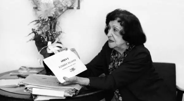 Mira Zimińska-Sygietyńska prezentuje śpiewniki z pieśniami polskich burszów.