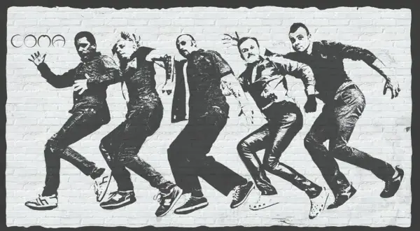 Grafika na ceglanej ścianie przedstawia pięciu mężczyzn w ruchu, przypominających taniec lub bieg. Logo "COMA" widnieje w lewym górnym rogu.