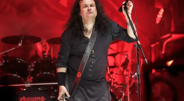 Miland "Mille" Petrozza, lider zespołu Kreator, podczas koncertu. Na bębnie widnieje logo Kreator, co podkreśla jego rolę jako kreatora albumów.