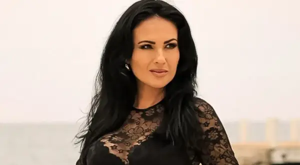 Marta Konopla, wiek nieznany, w czarnej, koronowej bluzce z dekoltem, na tle morza.