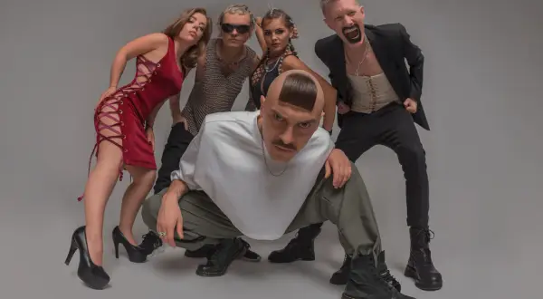 Ekscentryczna piątka, czyli little big członkowie, pozuje w odważnych stylizacjach.