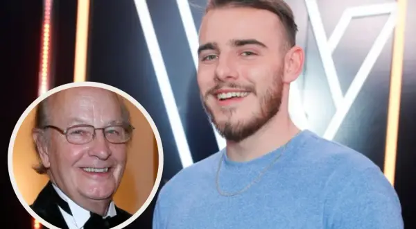 Wiesław Ochman i jego syn. Młody mężczyzna uśmiecha się, a w okręgu widać starszego pana w okularach.