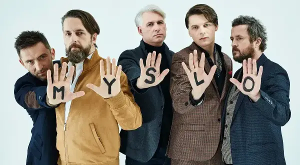 Myslovitz członkowie pokazują litery na dłoniach: M, Y, S, L, O.