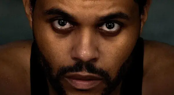 Intensywne spojrzenie The Weeknd, zapowiadające jego kolejne albumy.