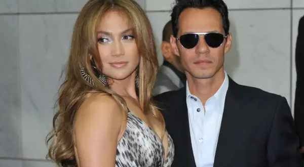Jennifer Lopez i jej ówczesny mąż, Marc Anthony, pozują do zdjęć.