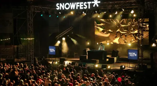 DJ na scenie festiwalu Snowfest, tłum widzów, wielkie ekrany z wizualizacjami. To jak koncerty online, ale na żywo!