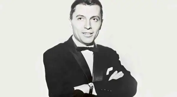 Elegancki Janusz Budzyński, mąż Alicji Majewskiej, w czarnym smokingu z muszką.