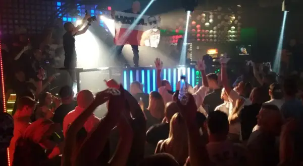 Tłum szaleje na koncercie, DJ Rachela gra najlepsze hity.
