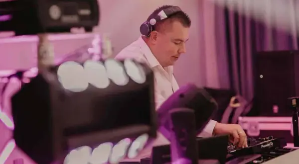 Ile kosztuje DJ na 40 urodziny? Poznaj ceny i ukryte koszty