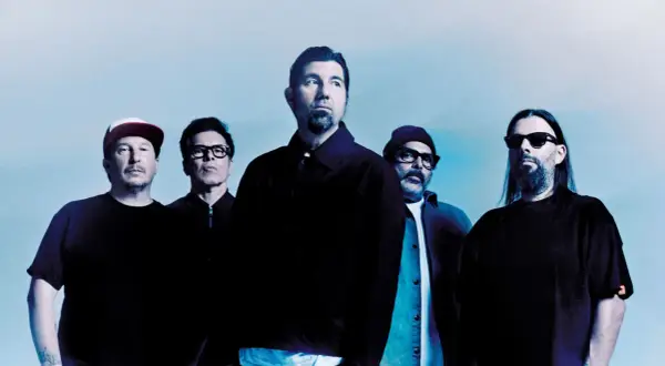 Pięciu członków zespołu Deftones, w tym Chino Moreno, pozuje do zdjęcia promocyjnego. Ich albumy to klasyka rocka.
