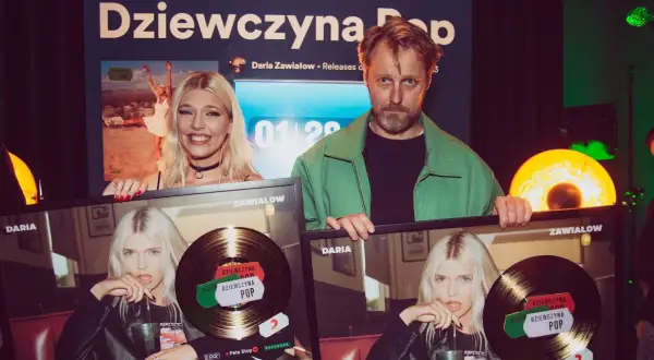 Daria Zawiałow z mężem świętuje sukcesy. Daria Zawiałow utwory "Dziewczyna Pop" zdobyły złote płyty.