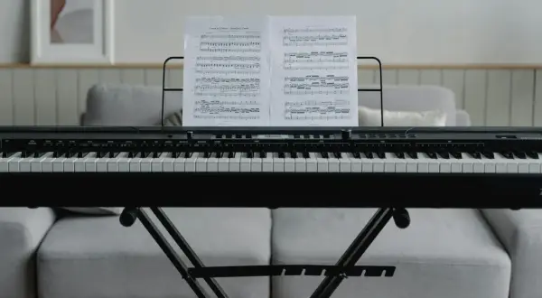 Elektroniczne pianino z nutami Pachelbel's Canon, gotowe do zagrania w **pianissimo**.