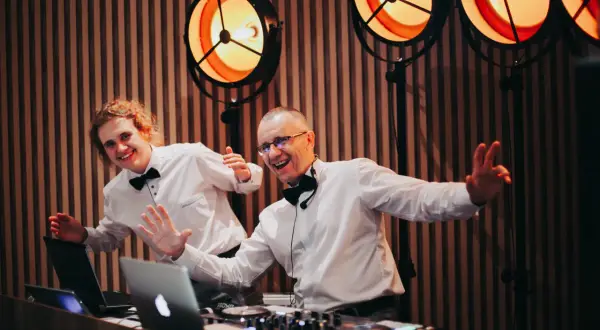 Ile kosztuje DJ na wesele? Poznaj ceny i ukryte wydatki