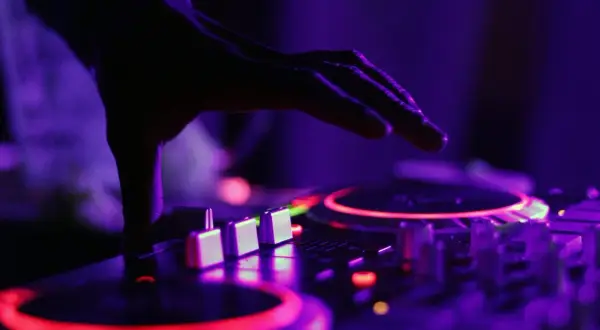 O co pytać DJ-a weselnego, aby uniknąć rozczarowania na imprezie