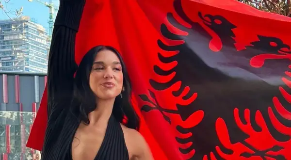 Dua Lipa z dumą prezentuje albańską flagę, podkreślając swoje dua lipa pochodzenie.