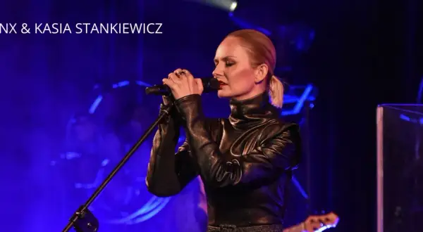 Kasia Stankiewicz, wokalistka Varius Manx, śpiewa do mikrofonu na scenie.