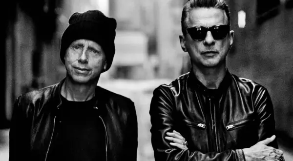 Dave Gahan i Martin Gore, ikony Depeche Mode, w mrocznym klimacie, jakby zapowiadali kolejne niezapomniane depeche mode utwory.