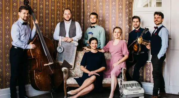 Warszawska Orkiestra Sentymentalna: siedmioro muzyków z kontrabasem, mandoliną, akordeonem i klarnetem.