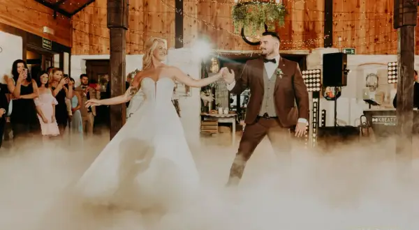 Para młoda tańczy w chmurach dymu. DJ Hazel cennik usług weselnych jest dostępny dla par marzących o magicznej atmosferze.