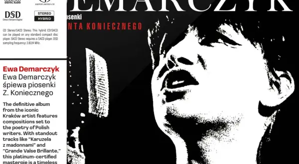 Ewa Demarczyk śpiewa piosenki Z. Koniecznego. Ikoniczna artystka z Krakowa w czarno-białej stylizacji.