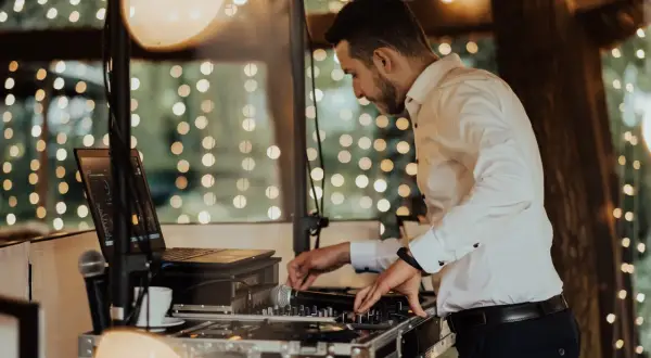 Kto płaci ZAiKS za muzykę na weselu, DJ czy organizator?