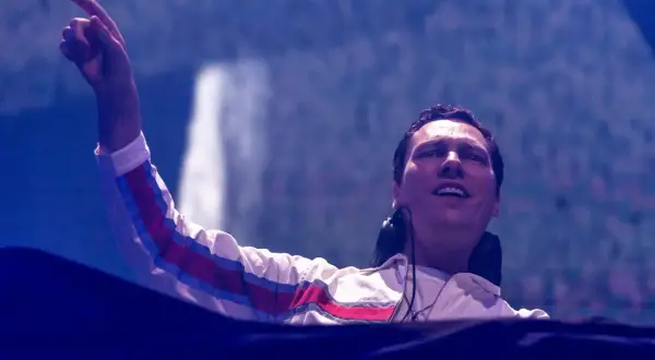 DJ Tiësto w Polsce, z palcem w górze, rozgrzewa tłum.
