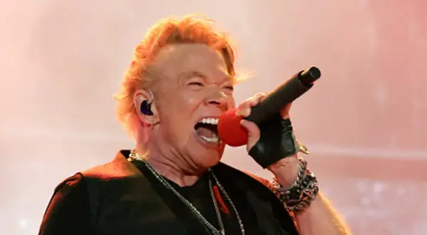 Axl Rose śpiewa z pasją, jakby chciał porwać tłumy. Nawet po latach, jego głos i energia przypominają, że rock and roll żyje, a jego muzyka nadal inspiruje kolejne pokolenia, jakby to były jego własne dzieci.