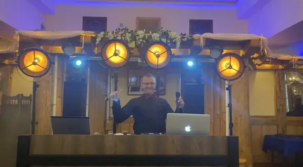 Ile bierze DJ za 18? Sprawdź ceny i ukryte koszty wynajmu