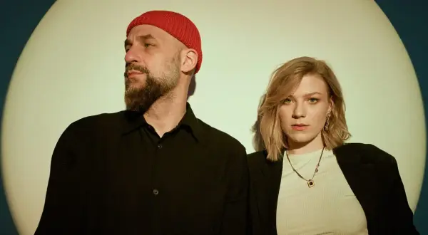 Skubas i jego partnerka, uśmiechnięci, w stonowanych barwach. Ich skubas życie prywatne jest tajemnicą, ale na zdjęciu widać bliskość.