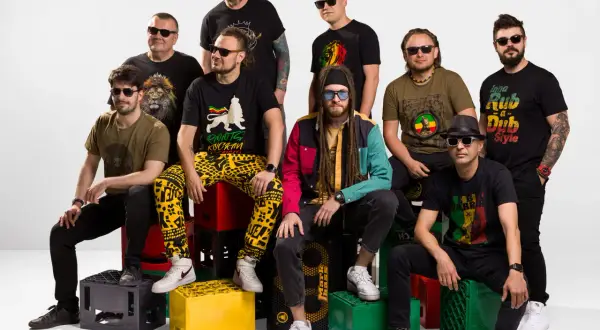 Dziewięciu mężczyzn, polski zespół reggae, pozuje w stylowych okularach przeciwsłonecznych.
