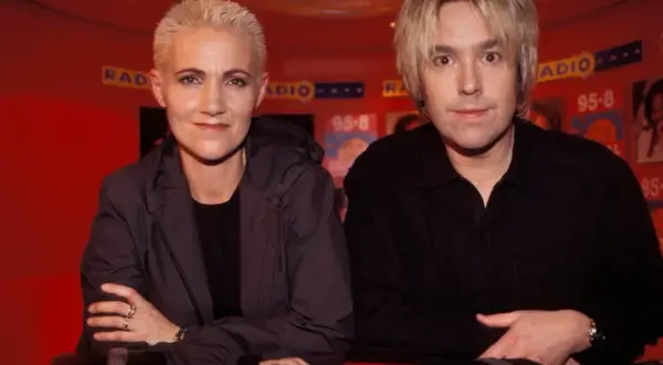 Roxette członkowie: Marie Fredriksson i Per Gessle pozują do zdjęcia w studiu radiowym.