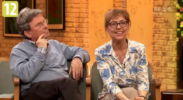 Monika Rosca z mężem siedzą obok siebie, ona uśmiecha się, on zamyślony.
