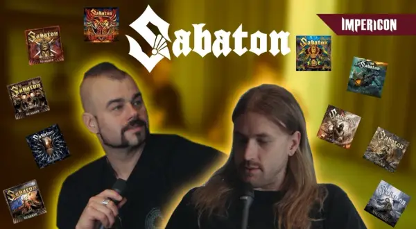 Dwóch mężczyzn rozmawia na tle okładek albumów zespołu Sabaton. Wokół nich unoszą się okładki ich popularnych utworów.