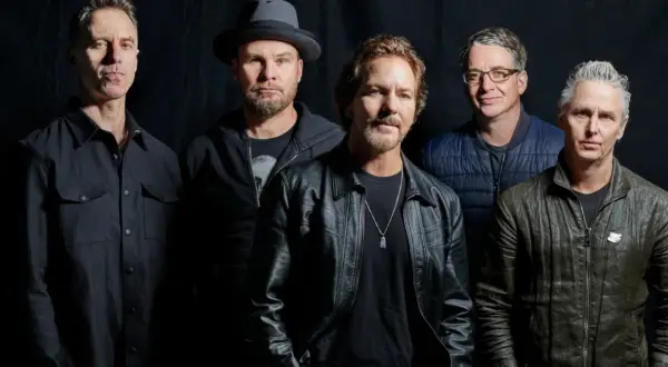 Zespół Pearl Jam, znany z kultowych albumów, pozuje do zdjęcia.