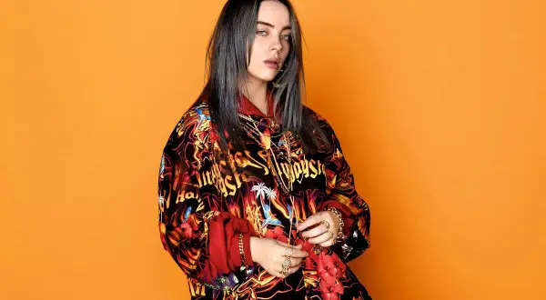 Billie Eilish w kolorowej bluzie z nadrukiem, jakby prosto z teledysku do jej hitowych utworów.